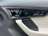 運転席側、シートメモリー3名分記憶できます。