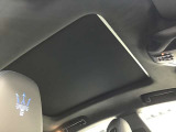 開放感を演出する電動ガラスサンルーフ。サンシェードを備え、車内環境に合わせた調整が可能です。