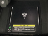センターコンソールにはワイヤレス充電器を装備してます。Qi(チー)規格対応のスマートフォンなどを置くだけでワイヤレスで充電可能です。またスマートフォンの充電可能なUSB端子なども別途装備しています。