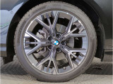 【BMWアロイホイル】軽量かつ強度に拘ったアロイホイル。走行性能ポテンシャルを引き出す設計。車の足元を引き締めてくれる大きなポイントはアロイホイルです。