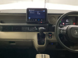 運転席周辺のスマートなレイアウトが、操作のしやすさを実現。快適なドライブをサポートします。