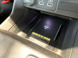 【ワイヤレス充電対応】対応スマホを置くだけで簡単に充電可能。長距離ドライブでも電池切れの心配なく快適にお使いいただけます。