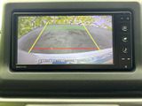 後退時の安全をサポートするバックモニター。駐車や狭い場所での取り回しをスムーズに行えます。