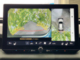 駐車時、後方の状況をハッキリと確認可能。狭い場所でも安全にバックをサポートし、衝突のリスクを軽減します。