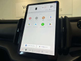 アプリのインストールで機能を増やしたり、アイコンの位置を自在に移動したりと、まさにスマートフォン同様の操作が可能です。 AppleCarPlayやAndroidAutoに対応しております。