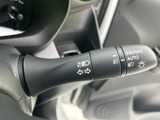 操作感も良好で、安全な走行をサポートします。ウィンカー操作に加え、様々な機能も統合されており、利便性が向上しています。
