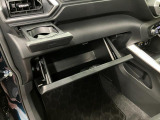 グローブボックスなどの多彩で便利な収納が設けられています。