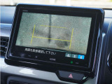 【トップダウンビュー】真上から見下ろしたような視野範囲のビュー。停止位置と距離感が掴みやすい表示、ガイド線のサポートで駐車も安心です。
