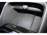 対応機種のスマートフォンを、トンネルコンソールの下のラバープレートに置いておくだけで充電可能。センターディスプレイの機能ビューを使用して、充電プレートのオンとオフを切り替えることができます。