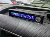 思い立って付けました♪ 地味に便利なパーツです。時計に室内温度、外気温とちょっと知りたい情報が表示されています。取付位置は乗車されている方に見えやすいようにダッシュセンター上部に設置。