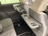 運転席・助手席の背もたれには、2列目シート用にカップホルダー付きの「格納式のシートバックテーブル」を装備しています。休憩時のちょっとした時間などカップを置いたり、小物置きに使えて便利です。