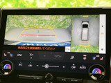 後方確認をサポートするモニター画面。駐車時の安全性と利便性を向上させます。狭い場所でも安心して操作できます。