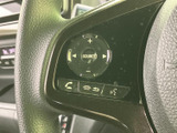 握りやすい形状で、運転操作をスムーズに行えます。オーディオや通話の操作もステアリングから可能で便利です。