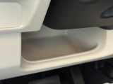 【グローブボックス】ティッシュや車検証入れに。