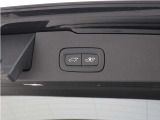 テールゲートには、スイッチ一つで開閉可能な電動開閉機能を装備。また、リアバンパーの下で足を動かすだけで開閉できる、ハンズフリー・オープニング/クロージング機構も搭載しています。