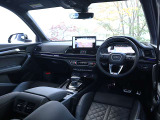 内装はシンプルに使い勝手を考え作られています。お車を運転する感覚をダイレクトに体感して頂けます。室内も広くロングドライブにも快適にお過ごしいただけます。