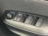 格納式リモコンドアミラーと、パワーウィンドウマスタースイッチです。車内の換気も運転席から簡単に行えます。