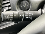 雨天時でも視界を確保し、安全運転をサポート。操作も簡単で、ストレスなく利用できます。