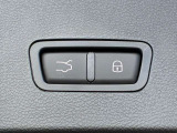 バンパー下部への足先操作でオープン可能なハンズフリー電動テールゲート装備。両手で荷物を抱えている時などでも、便利に使えます。