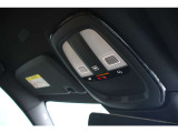 運転席のルーフには室内照明だけでなくSOSの通報ボタンが装備されています 事故の際にはワンプッシュでレスキューと通話が可能です。
