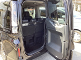 テールゲートは人が乗り降りする時のヨコ開きと、荷物を載せる時は通常のタテ開きの、2通りの開閉ができる、わくわくゲートです。