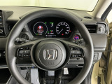 ステアリング右手側に安全運転支援機能のホンダセンシングをコントロールするスイッチ、左手側にオーディオ関連のコントロールスイッチを配置、視線を逸らすことなく運転に集中できます