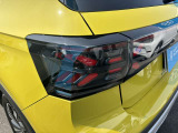 立体感のあるクロスモチーフが印象的なLEDテールランプ。T-Crossらしい個性的なリアビューを演出します。