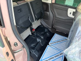 後ろの席のシートの座席は持ち上げて固定することもできて、背の高い荷物も積むこともできますよ♪