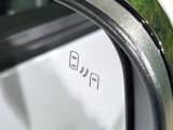 【ブラインドスポットワーニング】走行中、ドアミラーの死角になりやすい箇所に後続車が接近するとサイドミラー付近に警告を表示、ドライバーに注意喚起をしてくれます。