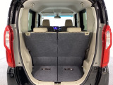 開口部も広く荷物の積み下ろしもしやすいお車となっております。シートの背もたれは5:5の割合で背もたれを可倒でき、前後のシートスライドもできるので荷室をひろげることができます。