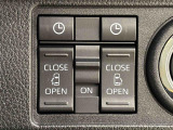 パワースライドドアウェルカムオープン機能 降車時にスイッチで予約しておけば、乗車時に電子カードキーを持ってクルマに近づくだけでパワースライドドアが自動でオープン♪
