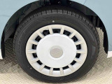 キュートな2トーンカラードフルホイールキャップ 安心のフロントベンチレーティドディスクブレーキ。