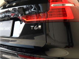 ワンペダルドライブとAWDが、V60 plug-in hybridの俊敏なパフォーマンスの源です。リラックスしたまま、なめらかで力強いパワーフィールをご堪能ください。