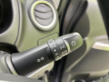 操作しやすい位置に配置されたウインカーレバー。直感的な操作で、安全な車線変更をサポートします。オート機能も便利です。