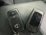 スマートキーをポケットやバッグに携帯していれば、キーを取り出すことなくドアハンドルを握り解錠、ドアハンドルのセンサーに触れるだけで施錠できます。