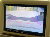 【バックカメラ】駐車時に後方がリアルタイム映像で確認できます。大型商業施設や立体駐車場での駐車時や、夜間のバック時に大活躍!運転スキルに関わらず、今や必須となった装備のひとつです!