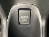 アームレストの後ろ側にはカップホルダーと、その中にあるアクセサリーソケットはUSBのアダプターをつければ移動中に充電もできるので便利です。