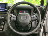 握りやすい形状で、長距離運転でも疲れにくい設計です。操作系のスイッチも配置されており、運転中の細かな操作もスムーズです。