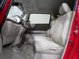 運転席と助手席がつながった構造なので、狭い駐車場でも助手席側からスムーズに降りれます♪