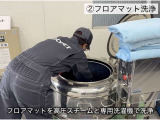 【久喜商品化センターのご紹介】フロアマット専用脱水機で脱水します。