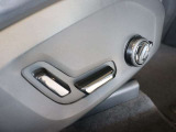 運転席は左右ともパワーシートとなっています ボタンをスライドさせることで直感的に操作可能です