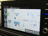 鮮明な地図表示で、目的地までのルートを確認しやすく、安心してドライブをお楽しみいただけます。ナビゲーション機能も充実しています。