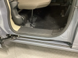 大きく開くスライドドアで狭い場所でも隣を気にすることなく楽に乗り降りできます