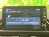 高画質モニターで、様々な情報を確認できます。安全運転をサポートする機能や、エンターテイメントコンテンツも楽しめます。視認性の高い表示が特徴です。