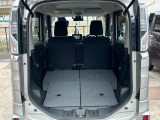 リアシートを倒せばさらに大きな荷物が積むことができます。レジャーや荷物運びにも活躍。ゴルフ、スノボ、キャンプ等使い道は多くありますよ