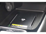 対応のスマートフォンをお持ちであれば置くだけで充電可能なワイヤレス充電器を装備。ケーブルを繋ぐといった煩わしさから解放です♪