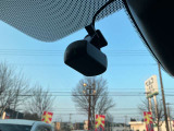 流行りのドライブレコーダー付きのお車です!万が一の時も安心ですね!!
