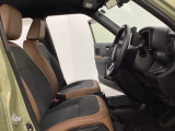 女性でも運転がしやすいように、シートの高さ調整機能(シートリフター)がついています。運転席と助手席の間が空いている為、助手席側への移動がスムーズです。交通量の多い道でも助手席側から乗り降りができます。
