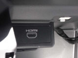 HDMI接続端子が助手席前のグローブボックス内にあります。 いろんなAVを楽しむことがでしますね。同乗者にとってもうれしい装備ですね(^^♪ 右側はドライブレコーダーの本体です。