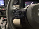 ステアリング左手側にオーディオ関連のコントロールスイッチを配置しています。操作時は視線を逸らすことなく運転に集中できます。